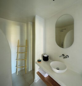 Ryolithos Suites