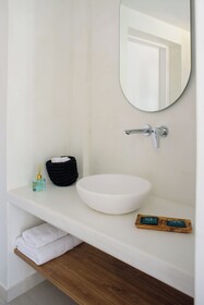 Ryolithos Suites