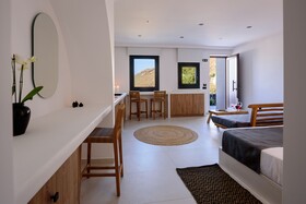 Ryolithos Suites