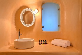 Luna Santorini Suites