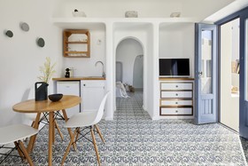 Luna Santorini Suites