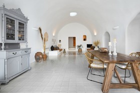 Luna Santorini Suites