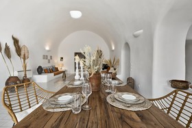 Luna Santorini Suites