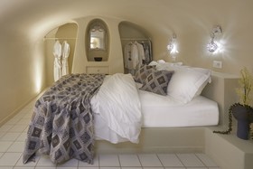 Luna Santorini Suites