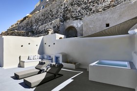 Luna Santorini Suites