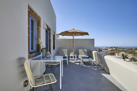 Luna Santorini Suites