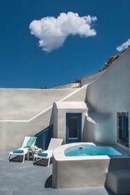 Luna Santorini Suites