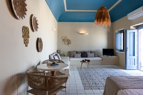 Luna Santorini Suites