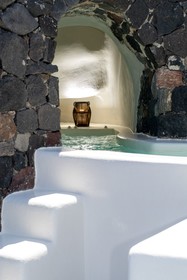 Luna Santorini Suites