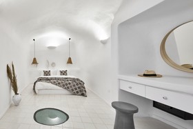 Luna Santorini Suites