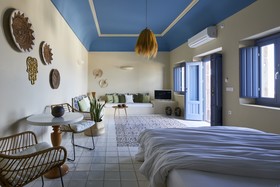Luna Santorini Suites