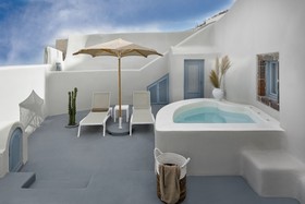 Luna Santorini Suites