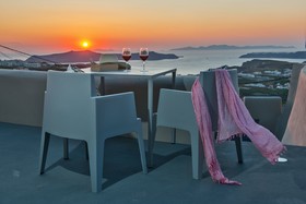 Luna Santorini Suites
