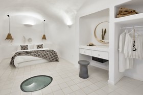 Luna Santorini Suites