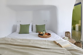 Luna Santorini Suites