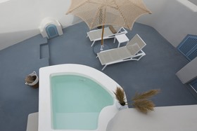 Luna Santorini Suites