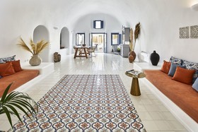 Luna Santorini Suites