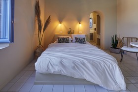 Luna Santorini Suites