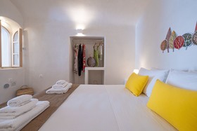 White Orchid Cave House & Studio