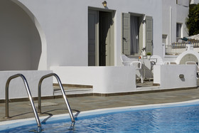 Nissos Thira Hotel