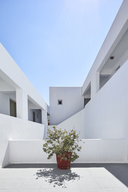 Nissos Thira Hotel