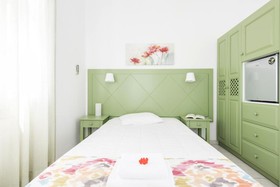 Nissos Thira Hotel
