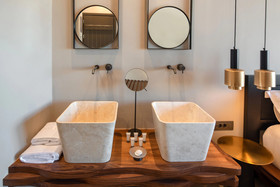 Uma Ray Suites