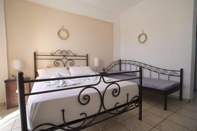 Manos Syros Rooms & Apartments