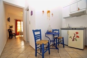 Manos Syros Rooms & Apartments