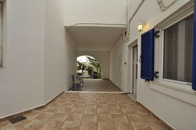 Manos Syros Rooms & Apartments