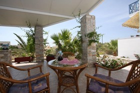 Manos Syros Rooms & Apartments