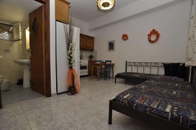 Manos Syros Rooms & Apartments