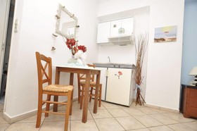 Manos Syros Rooms & Apartments