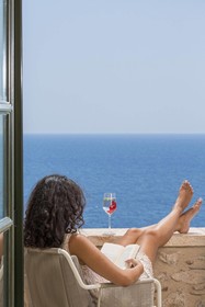 Moni Emvasis Luxury Suites