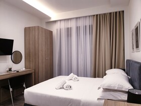 Eantos Studios & Suites