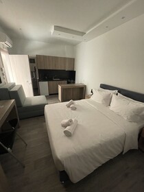 Eantos Studios & Suites