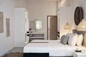 Mr & Mrs White Tinos