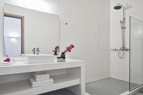 Mr & Mrs White Tinos