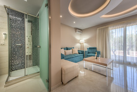 Koukounaria Hotel & Suites