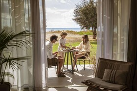 Domes Aulus Zante, Autograph Collection