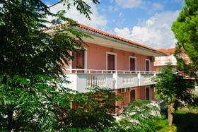 Paradise Apartments & Studios