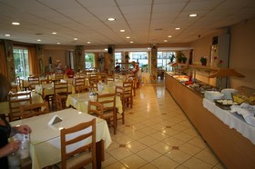 Village Inn Studios & Family Apartments