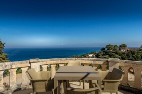 Blue Horizon Studios & Apartments
