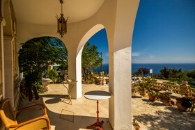 Blue Horizon Studios & Apartments