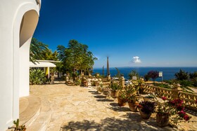 Blue Horizon Studios & Apartments