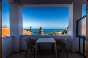 Blue Horizon Studios & Apartments