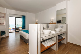 Cavo Orient Beach Hotel