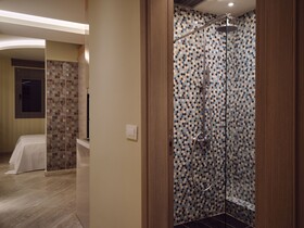 Laura Suites
