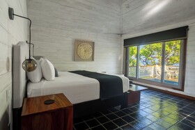 Barefoot Cay Boutique Resort & Marina