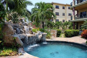 Clarion Suites Roatan at Pineapple Villas